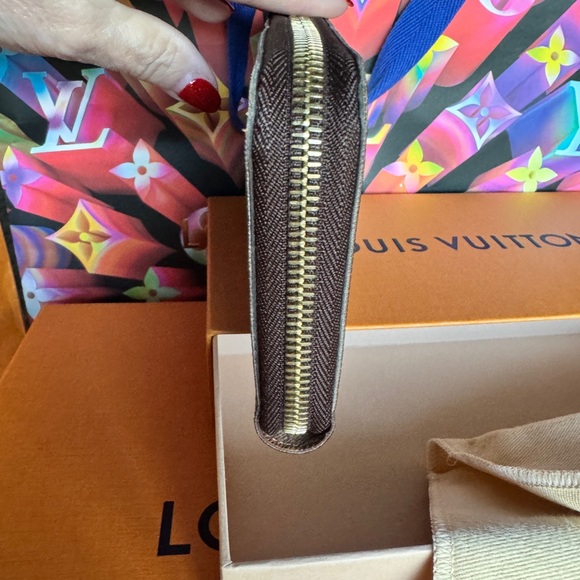Louis Vuitton's Zippy Organizer Wallet - Picture 7 of 12